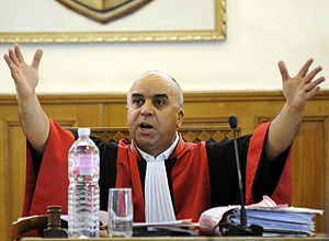 Hedi Ayari, juiz do Tribunal Militar da Tunísia, sentenciou o ex-ditador Ben Ali, que está na Árabia Saudita, à prisão perpétua 