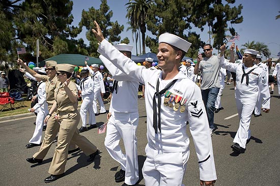 Membros das Foras Armadas dos Estados Unidos participam de parada em San Diego