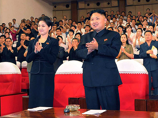 ORG XMIT: TOK138 (FILES) This file picture taken on July 6, 2012 by North Korean official Korean Central News Agency and released on July 9 shows North Korean leader Kim Jong Un (C), accompanied by a young woman (L), enjoying a demonstration performance given by the newly organized Moranbong band in Pyongyang. North Korean state television on July 25, 2012 confirmed that leader Kim Jong-Un is married and named his wife as Ri Sol-Ju, South Korea's unification ministry said. South Korea's unification ministry said it appeared that Ri was the woman who has been pictured several times at Kim's side at public events in recent weeks. AFP PHOTO / KCNA via KNS / FILES ---EDITORS NOTE--- RESTRICTED TO EDITORIAL USE - MANDATORY CREDIT "AFP PHOTO / KCNA VIA KNS" - NO MARKETING NO ADVERTISING CAMPAIGNS - DISTRIBUTED AS A SERVICE TO CLIENTS