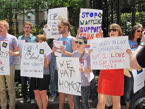 Ativistas protestam contra rede Chick-fil-A em Washington; rede de lanchonetes é acusada de homofobia