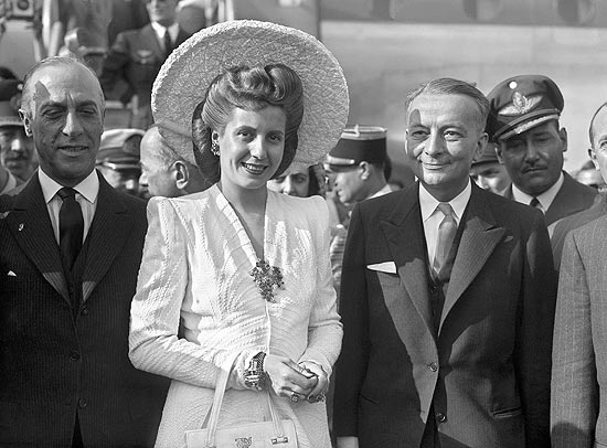 Eva Pern recebe o ministro francs Georges Bidault (dir.), em foto de julho de 1947