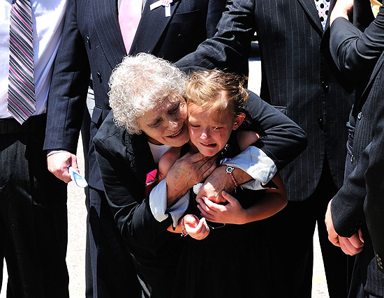 Familiares de Micayla Medek choram durante funeral em Denver