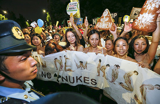 Manifestantes protestam contra o uso da energia nuclear em Tquio; eles fizeram uma corrente humana ao redor do Parlamento