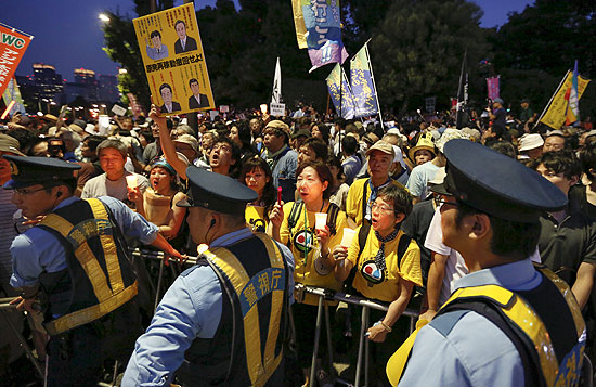 Manifestantes protestam contra o uso de energia nuclear em frente ao Parlamento japons, na capital Tquio