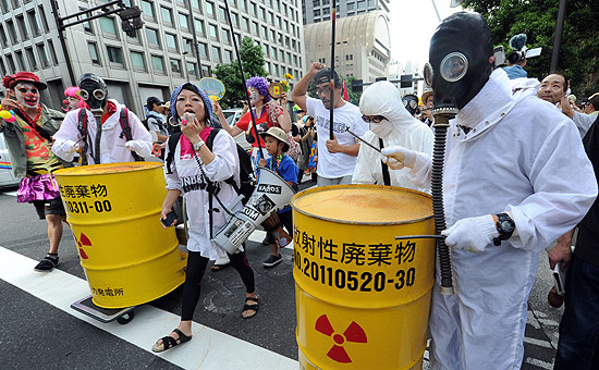Centenas de manifestantes japoneses protestam em Tquio contra a poltica energtica nuclear do governo