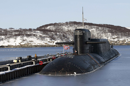O submarino nuclear russo Yekaterinburg em um porto da região de Murmansk, em fotografia de março de 2011