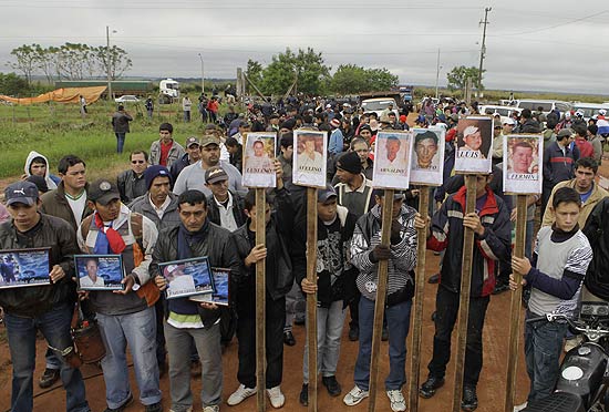 Camponeses protestam com fotografias das vtimas de conflito com a polcia paraguaia em Curuguaty