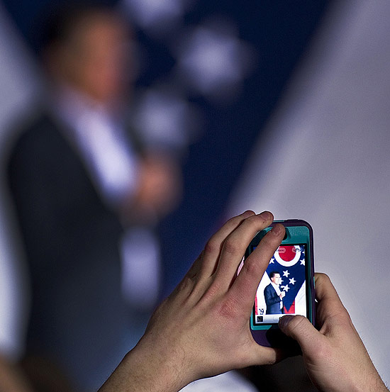 Um apoiador do candidato republicano  Presidncia tira fotografias com seu celular durante ato de campanha