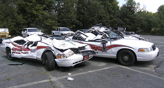 Foto divulgada pela polícia do Estado americano de Vermont mostra as viaturas depois de serem esmagadas pelo trator