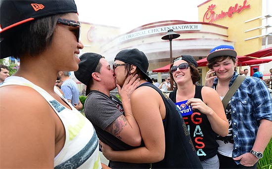 Casal dá beijo em frente a unidade da rede americana de fast food Chick-fil-A, em Hollywood