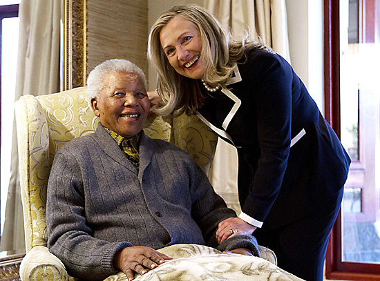 Hillary Clinton se encontra com Nelson Mandela durante viagem à África do Sul; encontro foi em Qunu