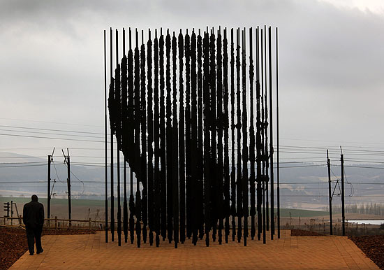 Obra que retrata o rosto de Nelson Mandela foi inaugurada por ocasio dos 50 anos de priso do lder sul-africano