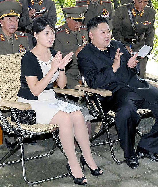 Foto oficial sem data mostra o ditador norte-coreano Kim Jong-Un ao lado de sua mulher Ri Sol-Ju, com uma suposta bolsa feminina da marca Dior