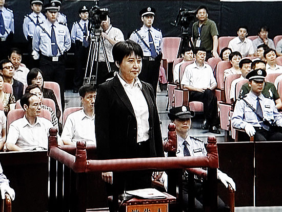 Imagem da TV estatal da China mostra Gu Kailai (ao centro) durante seu julgamento na cidade de Hefei, no leste do pas