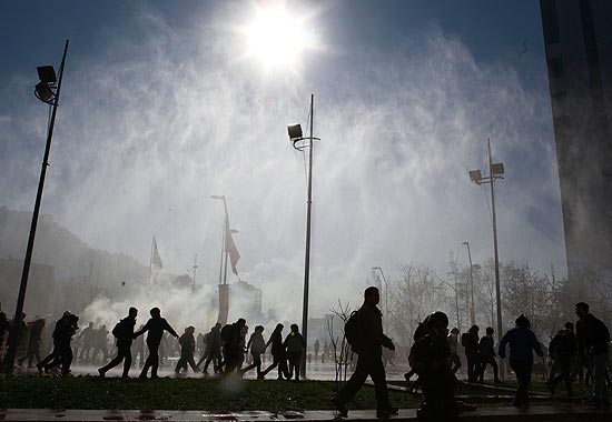 Para conter os estudantes chilenos que protestavam em Santiago, polcia jogou jatos de gua na multido