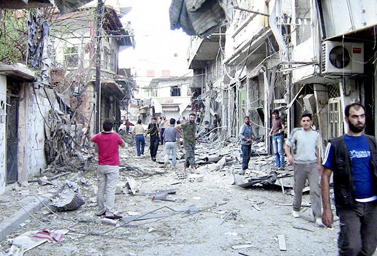 Imagem divulgada pela oposio sria mostra destruio nas ruas da cidade de Aleppo
