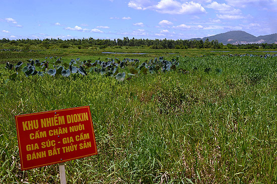 Placa vermelha alerta sobre o risco de contaminao em local prximo  antiga base americana de Danang, no Vietn