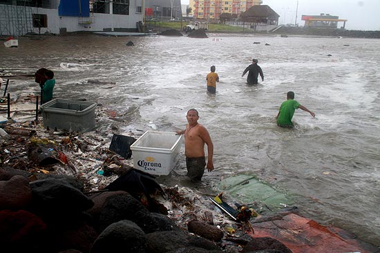 Porto se Veracruz, no Estado mexicano de mesmo nome, depois da passagem da tempestade "Ernesto", que matou 7 