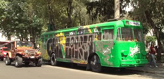 Trólebus e caminhão viram teatro, loja e biblioteca no México