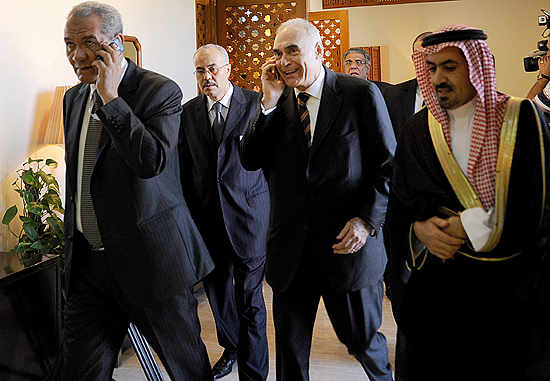 O chanceler do Egito Mohammed Kamel Amr (centro), pouco antes do encontro com outros ministros do OCI