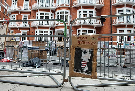 Poster de Assange  visto em frente a embaixada do Equador em Londres
