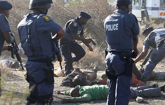 Policiais verificam corpos de operários após enfrentamentos em mina de platina na África do Sul; mortos chegam a 34