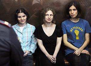 Garotas da banda Pussy Riot permanecem sentadas em cela de vidro durante julgamento em Moscou