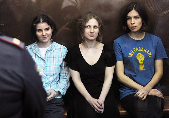 Integrantes da Pussy Riot: Yekaterina Samutsevich (esq.), Maria Alyokhina e Nadezhda Tolokonnikova (dir.)