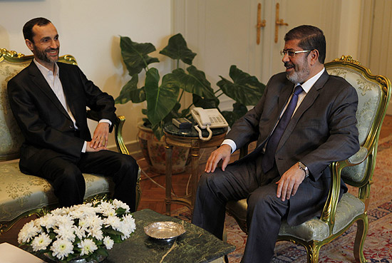 O presidente egípcio Mohamed Mursi (à dir.), com o vice-presidente iraniano Hamid Baghai, no Cairo