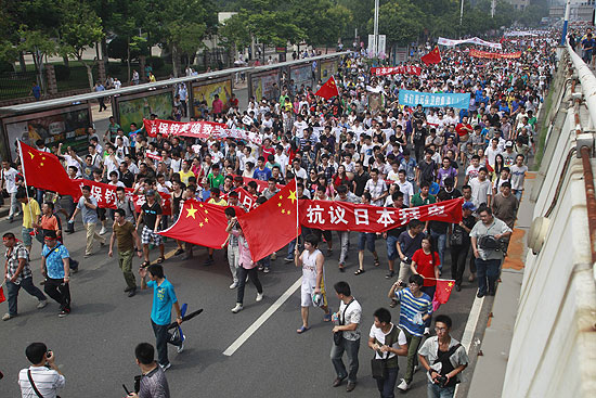Chineses marcham contra o Japo em Shanong, em agosto, devido  conflito sobre ilhas na sia-Pacfico