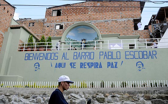 Muro em bairro de Medelln com a inscrio "Bem-vindos ao bairro Pablo Escobar. Aqui se respira paz!"