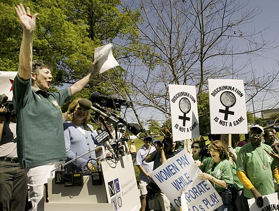Manifestantes protestam contra a política de admissão, que excluia mulheres, do clube de golfe Augusta em abril de 2003