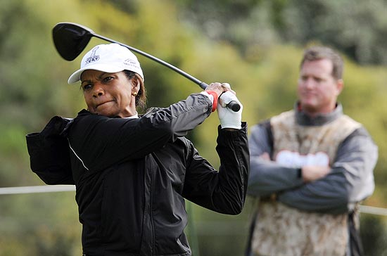 A ex-secretária de Estado dos EUA, Condoleezza Rice, jogando golfe; ela foi admitida no clube Augusta