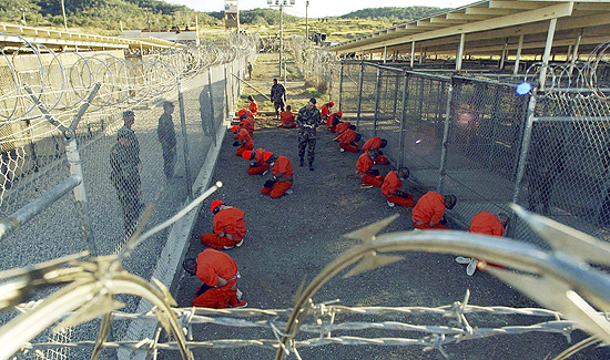 Detentos da priso americana de Guantnamo, em Cuba, em fotografia de janeiro de 2002