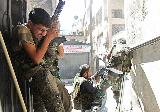 Membros do Exrcito Srio Livre (ESL) combatem foras leais ao ditador Bashar Assad em Aleppo