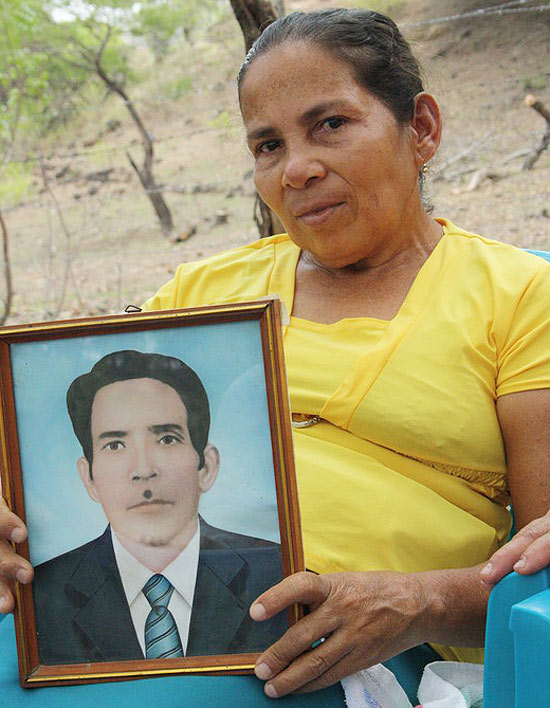 Fotos mostram sobreviventes reunidas em local de massacre de 1982 em El Salvador, chamado de El Calabozo