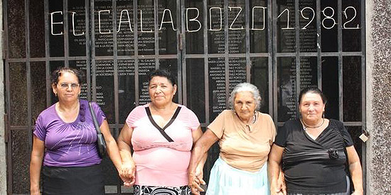 Sobreviventes se renem no memorial s vtimas do massacre de 1982 em El Salvador