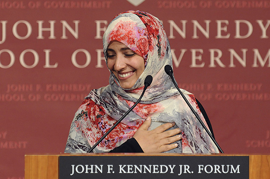 A jornalista iemenita Tawakkul Karman durante palestra na Universidade Harvard, nos Estados Unidos