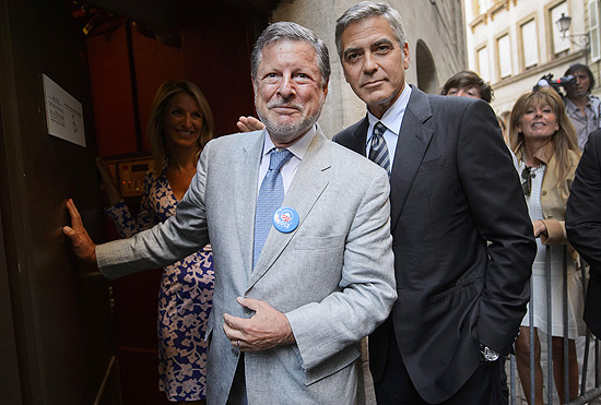 Ator George Clooney posa ao lado do vice-presidente da campanha democrata no exterior, Charles Adams