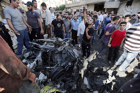 Srios veem estragos provocados por exploso em Damasco, na Sria; pelo menos 12 morreram e 48 ficaram feridos
