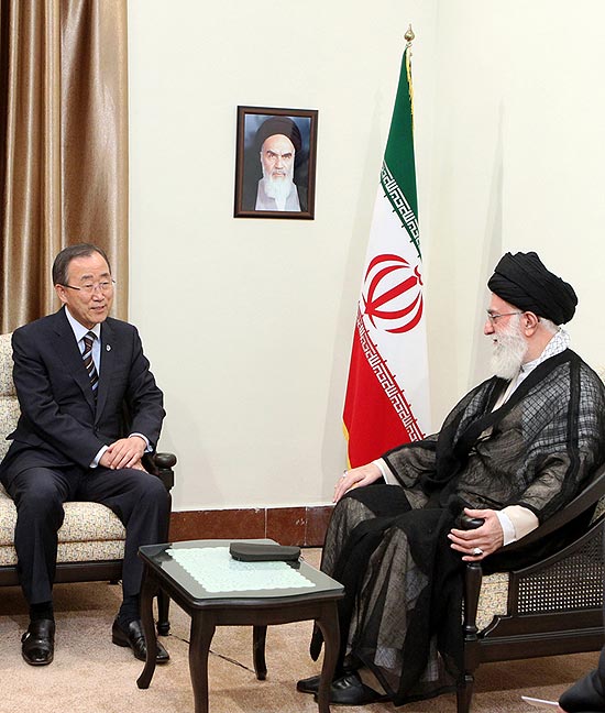 Foto divulgada pelo governo do Irã mostra o secretário da ONU, Ban Ki-moon, conversando com o aiatolá Khamenei