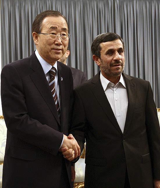 O presidente do Irã, Mahmud Ahmadineyad (dir), com o secretário geral da ONU, Ban Ki-moon, em Teerã