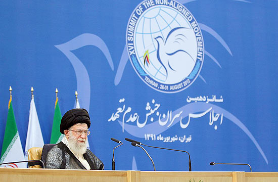 O aiatol iraniano Ali Khamenei diz que o ocidente usa a liberdade de expresso como desculpa para insultar o Isl