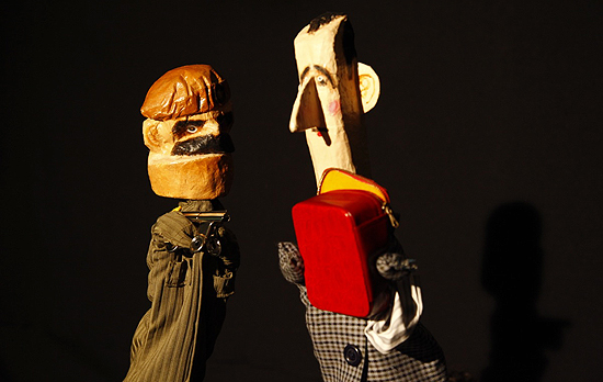 Fantoches do grupo sírio Masasit Mati; à direita, ditador Beeshu, sátira de Bashar Assad