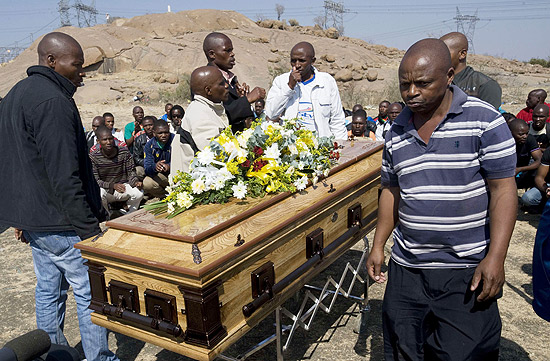 Mineiros se posicionam para levar caixo de colega morto em massacre na mina de Marikana, na frica do Sul