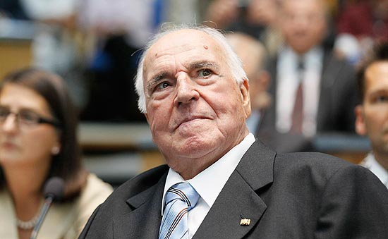 ORG XMIT: WR06 Former German Chancellor Helmut Kohl is seen in the former lower house of parliament Bundestag in Bonn August 27, 2012. The Konrad Adenauer Foundation (KAS) of Germany's Christian Democratic Union (CDU) party, named after Germany's first post-WWII-war Chancellor Konrad Adenauer, marked Kohl's 30th anniversary of his 16-year-long era as German Chancellor. REUTERS/Wolfgang Rattay (GERMANY - Tags: POLITICS HEADSHOT)