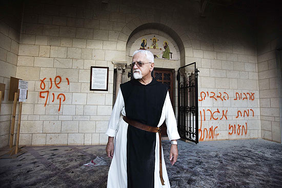 Monge sai do monastrio de Latrun, em Jerusalm, que foi atacado nesta tera por criminosos