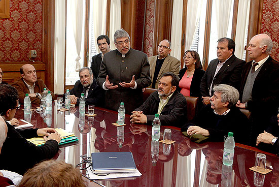 O ex-presidente paraguaio Fernando Lugo (centro) conversa com apoiadores em Montevidu, no Uruguai