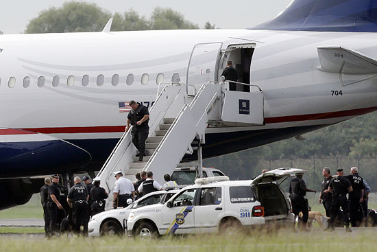 Policiais vistoriam avião no aeroporto internacional de Filadélfia, EUA, após alarme falso de explosivos
