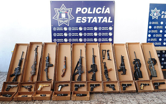 Arsenal confiscado pela poltica do Estado de Sonora, no Mxico, aps menino de 9 anos levar arma  escola
